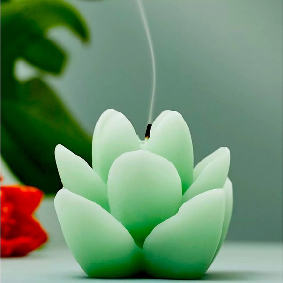 Anthropology, Vera Lotus Shaped Wax Candle. Mint Green - Picture 1 of 3